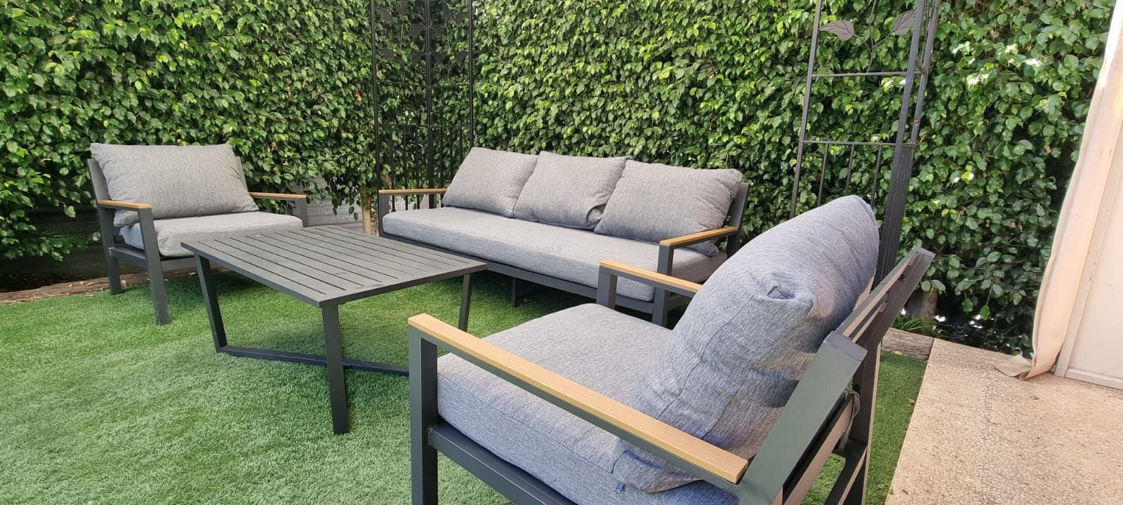 מערכת ישיבה תלת מושבית דגם "שיר" מערכת ישיבה תלת מושבית דגם "שיר"