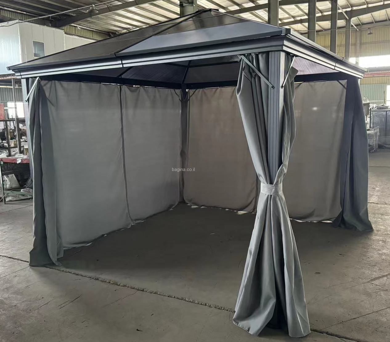 פרגולת אלומיניום 3/4 נגד גשם מקרליבורנט פרגולת אלומיניום 3/4 נגד גשם מקרליבורנט