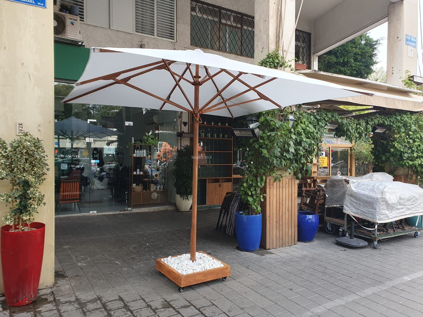 שימשייה רגל אמצע מאלומיניום בגודל 3X3 צבוע בצבע דמוי עץ, כולל בסיס על גלגלים וחלוקי נחל שימשייה רגל אמצע מאלומיניום בגודל 3X3 צבוע בצבע דמוי עץ, כולל בסיס על גלגלים וחלוקי נחל