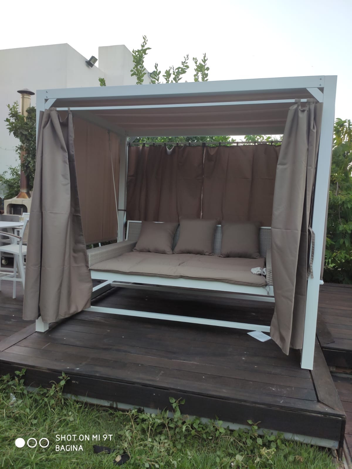 נדנדה גזיבו מפוארת כולל וילונות דגם לרנקה נדנדה גזיבו מפוארת כולל וילונות דגם לרנקה