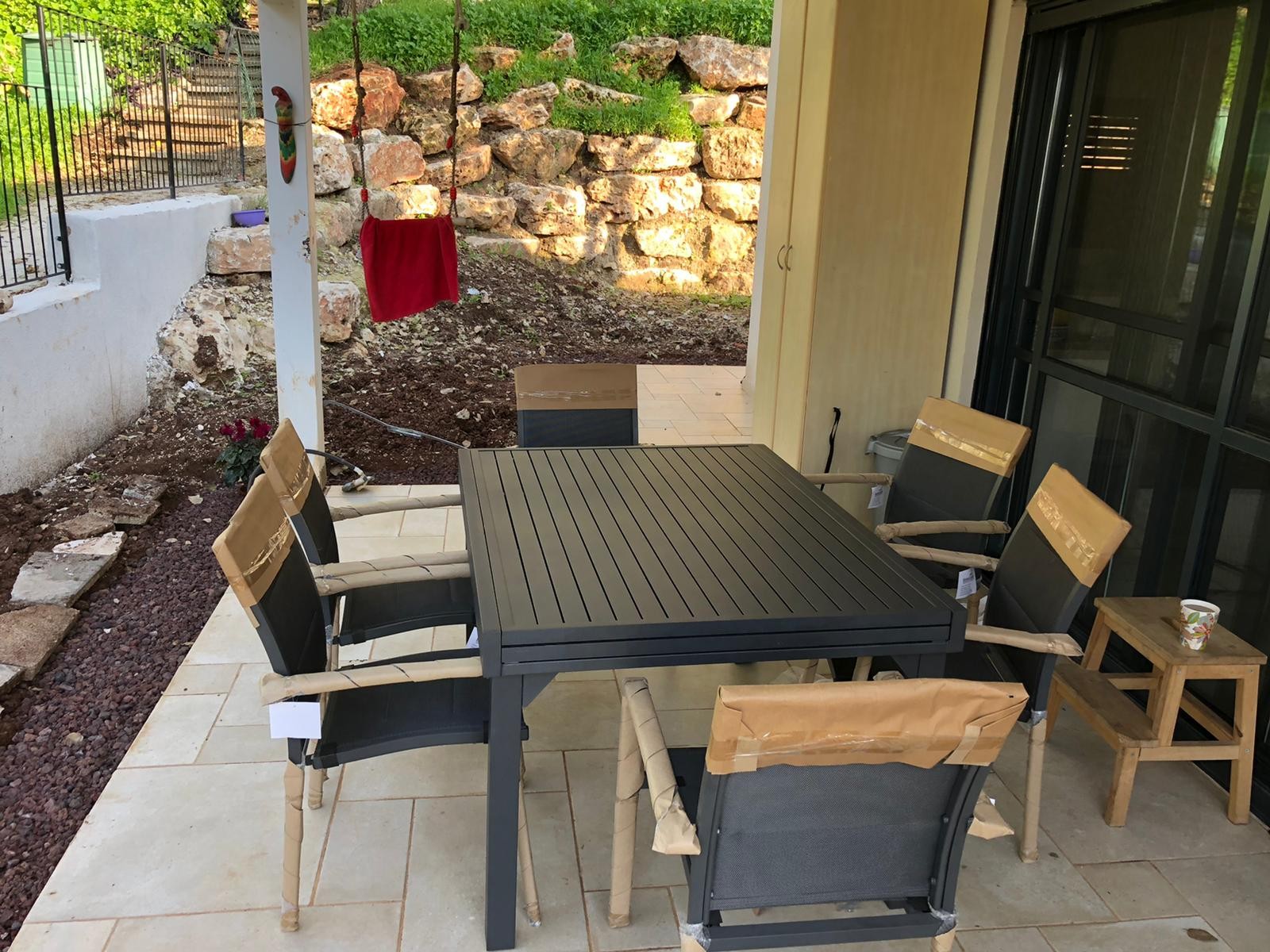 פינת אוכל דגם "לירי" 1/1.35 ניפתח 2.70 כולל 4 כיסאות פינת אוכל דגם "לירי" 1/1.35 ניפתח 2.70 כולל 4 כיסאות